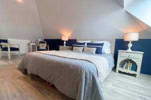 パンポルにあるMaison d'hôtes du Carrecの青い壁の大きなベッドのある寝室