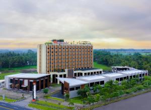 een uitzicht op een hotel met een gebouw bij Swiss-Belhotel Airport Yogyakarta in Temon