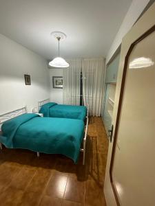 阿特拉尼的住宿－Nonna Enza Apartment，一间医院房间,配有两张带蓝色床单的床