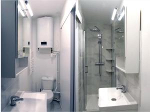a bathroom with a toilet and a sink and a shower at L impérial 2 - Direct Gare- 35 mn Paris in Étampes