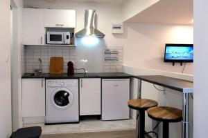 a kitchen with a washing machine and a microwave at L impérial 2 - Direct Gare- 35 mn Paris in Étampes