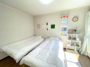 een slaapkamer met een wit bed en een raam bij Gest Residence EDORIVER Airport Line Self check in in Tokyo