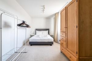 1 dormitorio con 1 cama y vestidor en Belgravia Apartment 45, en Londres