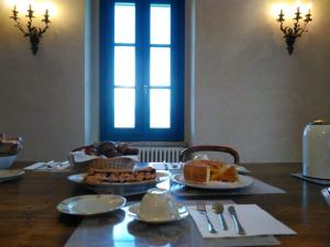 a wooden table with plates of food on it at La casa dalle finestre blu in Abbateggio