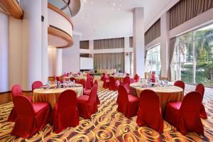 Area tempat duduk di Lumire Hotel & Convention Centre