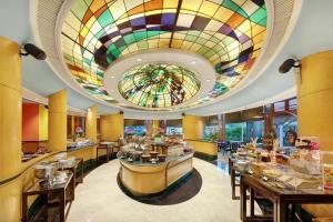 Restoran atau tempat makan lain di Lumire Hotel & Convention Centre