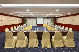 Area bisnis dan/atau ruang konferensi di Lumire Hotel & Convention Centre