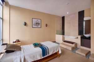 Tempat tidur dalam kamar di Lumire Hotel & Convention Centre