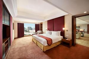 Tempat tidur dalam kamar di Lumire Hotel & Convention Centre