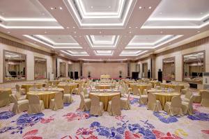 Restoran atau tempat makan lain di Lumire Hotel & Convention Centre