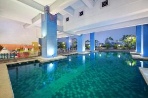 Kolam renang di atau di dekat Lumire Hotel & Convention Centre