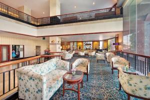 Area tempat duduk di Lumire Hotel & Convention Centre
