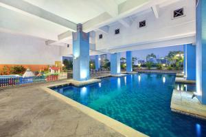 Kolam renang di atau di dekat Lumire Hotel & Convention Centre