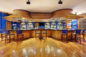 Area lounge atau bar di Lumire Hotel & Convention Centre