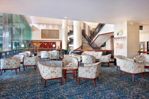 Area tempat duduk di Lumire Hotel & Convention Centre