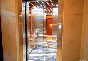 un pasillo con espejo en un edificio en 春院子 民宿 