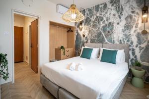 Postel nebo postele na pokoji v ubytování Almogim Suites Eilat Hotel