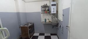 Kuchyň nebo kuchyňský kout v ubytování Two bedroom Apartment in central location in downtown Cairo