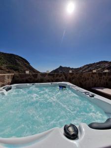 een jacuzzi met uitzicht op de bergen bij Amazing cozy Villa Hugo Tauro with Jacuzzi, Pool, Wi-Fi in Mogán