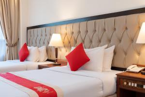 Postel nebo postele na pokoji v ubytování Monoreach Angkor Hotel