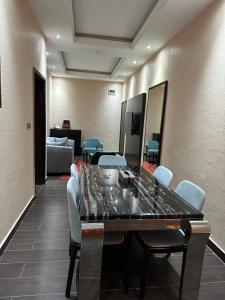 uma sala de conferências com uma mesa longa e cadeiras em Rich Bridge Hotel em Abuja