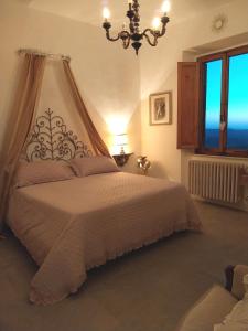 Postel nebo postele na pokoji v ubytování Casa Sole di Toscana con grande terrazza panoramica, giardino e vasca relax idromassaggio