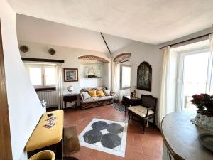 sala de estar con sofá y mesa en Casa Parasio 1700 en Imperia