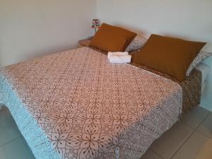 - un lit avec une couette rose et blanche dans l'établissement CHEZ KIKI & MIMI, 