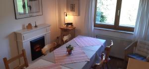 ein Esszimmer mit einem Tisch und einem Kamin in der Unterkunft Haus Barbara in Söll
