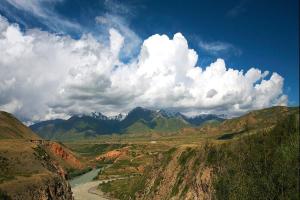 vista su una valle con montagne e un fiume di Dastan Guest House a Naryn