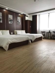 1 dormitorio con 2 camas y suelo de madera en KIÊN NGỌC VILLA Cat Ba, en Cat Ba