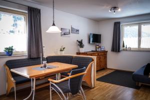een woonkamer met een bank en een tafel bij Appartement Haus Gosta in Gaschurn