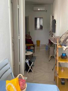 een kamer met een woonkamer bij Appartement num3 Carthage byrsa in Douar ech Chott