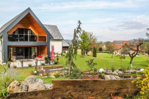 a house with a garden in front of it at KOASA HOF Bed and Breakfast in Oberhaag