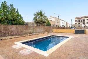 Piscina de la sau aproape de Viudelta