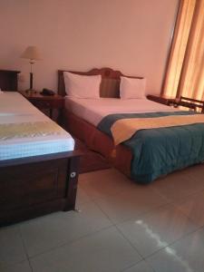 two beds in a hotel room with at Airport Hotel Dream Paradise in Ja-Ela