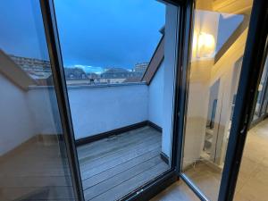 サールブールにあるFATHALA - appartement lumineux en dernier étage - face à la gare routièreのガラス窓からバルコニーの景色を望めます。