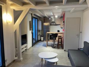 Nhà bếp/bếp nhỏ tại FATHALA - appartement lumineux en dernier étage - face à la gare routière
