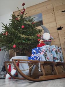 Un árbol de Navidad con un pavo en un trineo en La ferme du Badon, en Gérardmer