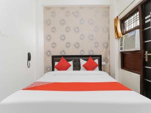 A bed or beds in a room at Super OYO Flagship RC Inn