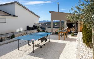 Stolný tenis v ubytovaní Awesome Home In Ruda With Wifi alebo v jeho okolí