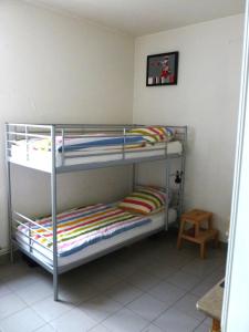 two bunk beds in a small room with a table at Duplex 120m² Central - Parking in Montpellier