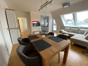 sala de estar con mesa de madera y sillas en Apartment Igelsdorf, en Baiersdorf