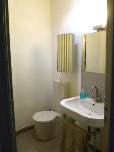 モンペリエにあるDuplex 120m² Central - Parkingのバスルーム(白いトイレ、シンク付)