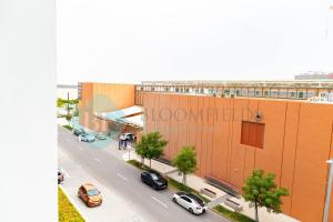 Luxury Studio In Oasis في أبوظبي: تقديم مبنى فيه سيارات متوقفة في الشارع