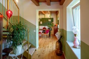 a hallway with plants and a dining room at Residenza Vesentini in Pastrengo