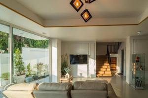 Μια τηλεόραση ή/και κέντρο ψυχαγωγίας στο free motor bike, Sea view, Kamala 10km to Patong V137