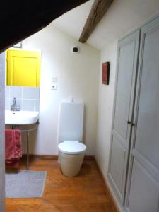 La salle de bains est pourvue de toilettes blanches et d'un lavabo. dans l'établissement Duplex 120m² Central - Parking, à Montpellier