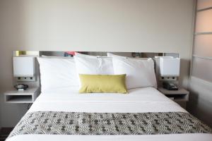 Säng eller sängar i ett rum på Microtel Inn & Suites by Wyndham West Fargo Near Medical Center
