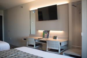 En tv och/eller ett underhållningssystem på Microtel Inn & Suites by Wyndham West Fargo Near Medical Center